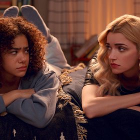 Ginny & Georgia
Začátkem ledna Netflix po dvou letech představil druhou řadu seriálu o matce a dceři, které nyní spolu sdílejí velké temné tajemství. Vedle toho, že seriál otevírá závažná témata, jako jsou mentální problémy a rasismus, dokáže místy i pobavit. A slibujeme vám, že si jeho postavy zamilujete.
Ginny & Georgia
Začátkem ledna Netflix po dvou letech představil druhou řadu seriálu o matce a dceři, které nyní spolu sdílejí velké temné tajemství. Vedle toho, že seriál otevírá závažná témata, jako jsou mentální problémy a rasismus, dokáže místy i pobavit. A slibujeme vám, že si jeho postavy zamilujete.