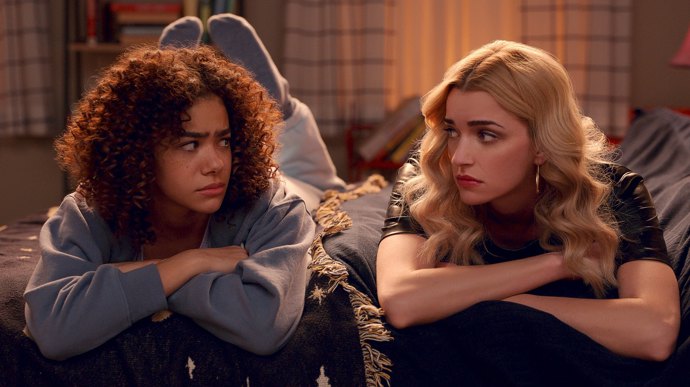 Ginny & Georgia

Začátkem ledna Netflix po dvou letech představil druhou řadu seriálu o matce a dceři, které nyní spolu sdílejí velké temné tajemství. Vedle toho, že seriál otevírá závažná témata, jako jsou mentální problémy a rasismus, dokáže místy i pobavit. A slibujeme vám, že si jeho postavy zamilujete.
