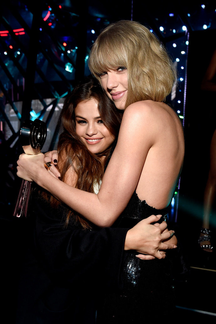 Selena Gomez a Taylor Swift
Toto duo se setkalo na koncertě Jonas Brothers, když každá chodila s jedním z bratrů z kapely. Taylor s Joem a Selena s Nickem. Ani jedna s bratry Jonasovými už není, ale pouto mezi sebou si udržely. Zahrnuje společné hraní ve videoklipech, vystupování na pódiu i poflakování v LA.
Selena Gomez a Taylor Swift
Toto duo se setkalo na koncertě Jonas Brothers, když každá chodila s jedním z bratrů z kapely. Taylor s Joem a Selena s Nickem. Ani jedna s bratry Jonasovými už není, ale pouto mezi sebou si udržely. Zahrnuje společné hraní ve videoklipech, vystupování na pódiu i poflakování v LA.
