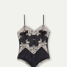 Body z tylu a krajky Pretty Flower, 849 Kč, Intimissimi
