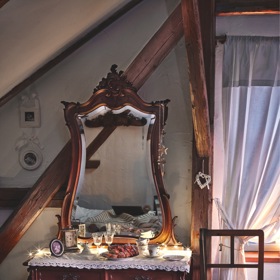 Tady vůbec nikomu nevadí, že za okny mrzne až to praští. Venkovské chalupě Hunalových to sluší sice v každém ročním období,  v tom zimním, je tu však obzvlášť útulno.
