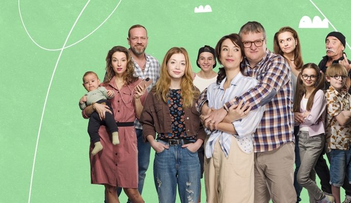 Jedna rodina

Začátkem ledna měl na Nově premiéru český komediální seriál Jedna rodina vyprávějící o třech rodinách, které jsou dílem náhody vzájemně propojeny. V hlavních rolích se můžete těšit například na Terezu Kostkovou, Pavla Zedníčka či Evu Holubovou. Zpětně se na něj můžete podívat na Voyo.
