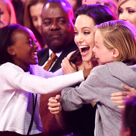 Angelina Jolie se svými dětmi – Zaharou Marley a Shiloh Nouvel v roce 2015 na 28. ročníku Nickelodeon's Annual Kids' Choice Awards, kde vyhrála cenu za hlavní roli ve snímku Zloba.
