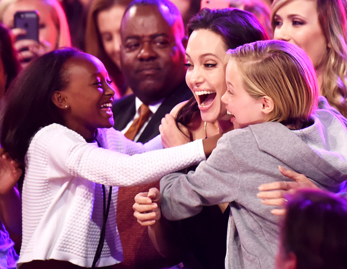 Angelina Jolie se svými dětmi – Zaharou Marley a Shiloh Nouvel v roce 2015 na 28. ročníku Nickelodeon's Annual Kids' Choice Awards, kde vyhrála cenu za hlavní roli ve snímku Zloba.
