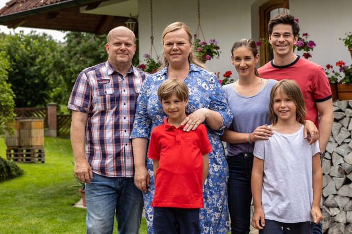 Kukačky

Právě včera, 20. ledna, měla premiéru druhá série seriálu České televize Kukačky, který režíroval Biser Arichtev. V něm pokračuje poutavý příběh o záměně dětí.
