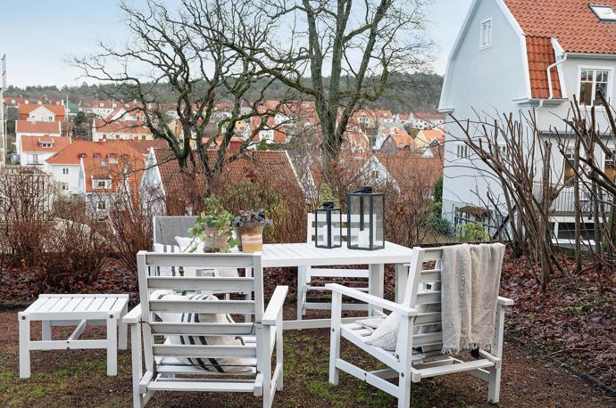 Zasazený do zahrady plné rododendronů a dalších kvetoucích keřů, odkazuje svým stylem na estetiku národního romantismu. Zveme vás na exkluzivní návštěvu staleté vily, která vypráví pozoruhodné příběhy.
Zasazený do zahrady plné rododendronů a dalších kvetoucích keřů, odkazuje svým stylem na estetiku národního romantismu. Zveme vás na exkluzivní návštěvu staleté vily, která vypráví pozoruhodné příběhy.