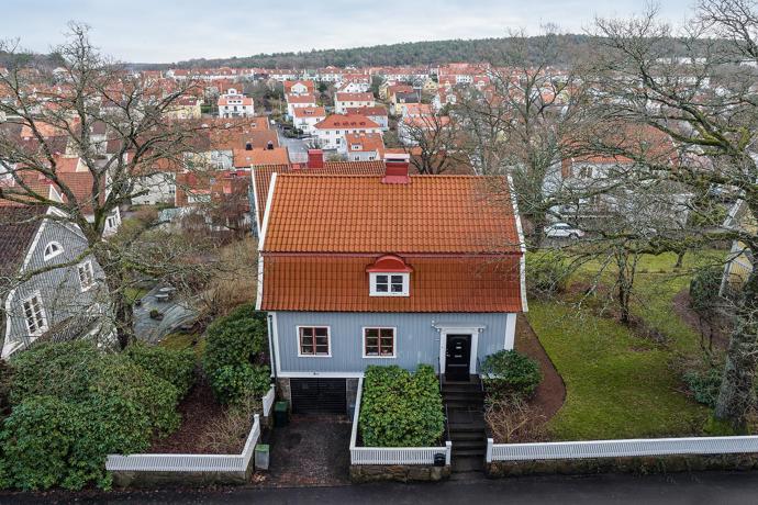 Zasazený do zahrady plné rododendronů a dalších kvetoucích keřů, odkazuje svým stylem na estetiku národního romantismu. Zveme vás na exkluzivní návštěvu staleté vily, která vypráví pozoruhodné příběhy.
Zasazený do zahrady plné rododendronů a dalších kvetoucích keřů, odkazuje svým stylem na estetiku národního romantismu. Zveme vás na exkluzivní návštěvu staleté vily, která vypráví pozoruhodné příběhy.