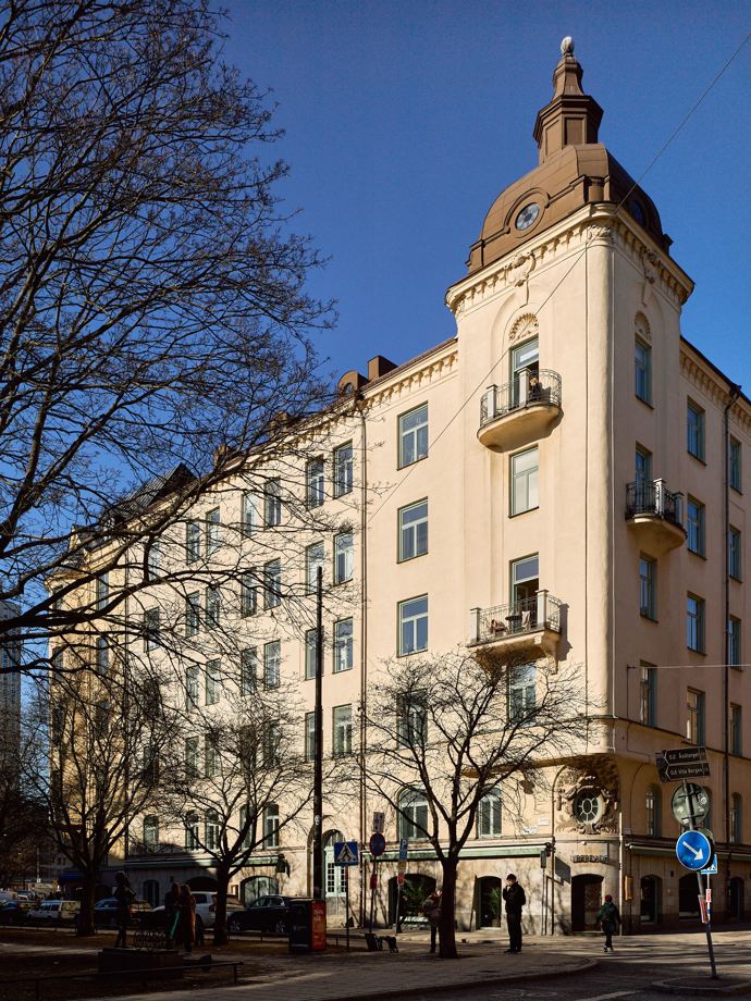 Ve dvacetimetrovém bytečku je využitý doslova každý centimetr, a to dokonce tak, že si majitelka může dovolit pozvat návštěvu, které pohodlně ustele. 
