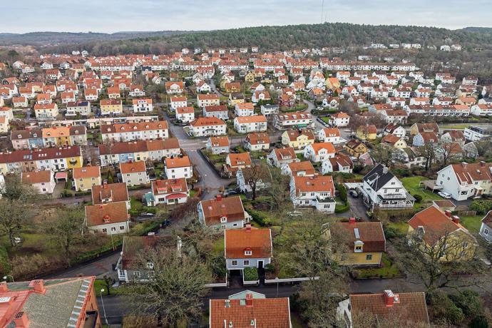 Zasazený do zahrady plné rododendronů a dalších kvetoucích keřů, odkazuje svým stylem na estetiku národního romantismu. Zveme vás na exkluzivní návštěvu staleté vily, která vypráví pozoruhodné příběhy.
Zasazený do zahrady plné rododendronů a dalších kvetoucích keřů, odkazuje svým stylem na estetiku národního romantismu. Zveme vás na exkluzivní návštěvu staleté vily, která vypráví pozoruhodné příběhy.