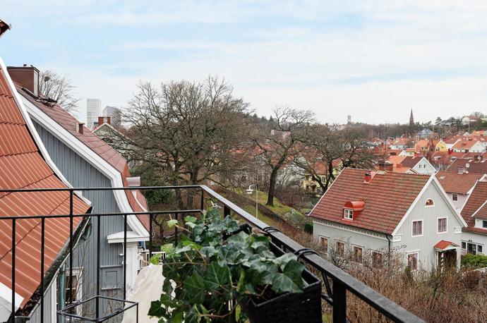 Zasazený do zahrady plné rododendronů a dalších kvetoucích keřů, odkazuje svým stylem na estetiku národního romantismu. Zveme vás na exkluzivní návštěvu staleté vily, která vypráví pozoruhodné příběhy.
Zasazený do zahrady plné rododendronů a dalších kvetoucích keřů, odkazuje svým stylem na estetiku národního romantismu. Zveme vás na exkluzivní návštěvu staleté vily, která vypráví pozoruhodné příběhy.