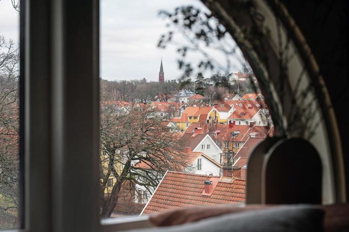 Zasazený do zahrady plné rododendronů a dalších kvetoucích keřů, odkazuje svým stylem na estetiku národního romantismu. Zveme vás na exkluzivní návštěvu staleté vily, která vypráví pozoruhodné příběhy.
Zasazený do zahrady plné rododendronů a dalších kvetoucích keřů, odkazuje svým stylem na estetiku národního romantismu. Zveme vás na exkluzivní návštěvu staleté vily, která vypráví pozoruhodné příběhy.