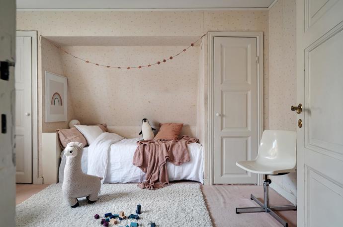 Zasazený do zahrady plné rododendronů a dalších kvetoucích keřů, odkazuje svým stylem na estetiku národního romantismu. Zveme vás na exkluzivní návštěvu staleté vily, která vypráví pozoruhodné příběhy.
Zasazený do zahrady plné rododendronů a dalších kvetoucích keřů, odkazuje svým stylem na estetiku národního romantismu. Zveme vás na exkluzivní návštěvu staleté vily, která vypráví pozoruhodné příběhy.