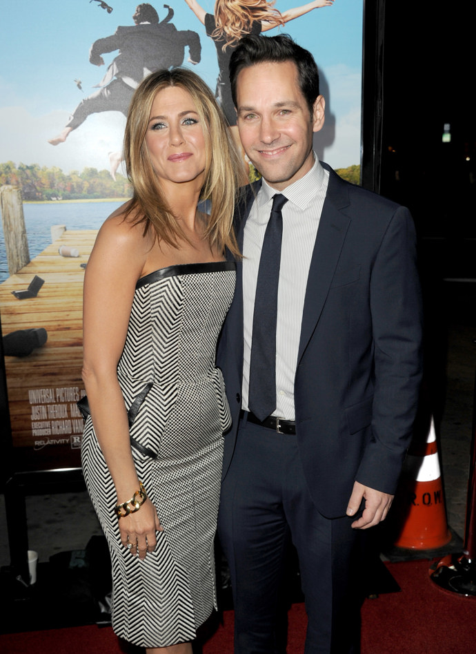 Jennifer Aniston a Paul Rudd
Jennifer Anniston a Paul Rudd se setkali v roce 1998 během natáčení filmu Objekt mé touhy. Po svém boku potom také hráli, když se Paul v roce 2002 připojil do obsazení Přátel. O 10 let později spolu měli oba hlavní role ve filmu Tohle je ráj. Anniston Rudda v rozhovoru s The Hollywood Reporter označila za drahého přítele.
Jennifer Aniston a Paul Rudd
Jennifer Anniston a Paul Rudd se setkali v roce 1998 během natáčení filmu Objekt mé touhy. Po svém boku potom také hráli, když se Paul v roce 2002 připojil do obsazení Přátel. O 10 let později spolu měli oba hlavní role ve filmu Tohle je ráj. Anniston Rudda v rozhovoru s The Hollywood Reporter označila za drahého přítele.
