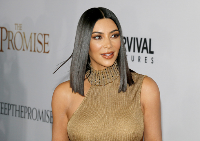 Kim Kardashian držela Atkinsonovu dietu v roce 2015 po porodu syna Sainta Westa, kdy v krátké době zhubla 11 kilo. Jak uvedla pro americké módní noviny Women's Wear Daily, bylo to těžké, protože miluje sladké. Dodala také, že ráda cvičí a uvědomuje si, že to bez pohybu by takových výsledků nedosáhla.
Kim Kardashian držela Atkinsonovu dietu v roce 2015 po porodu syna Sainta Westa, kdy v krátké době zhubla 11 kilo. Jak uvedla pro americké módní noviny Women's Wear Daily, bylo to těžké, protože miluje sladké. Dodala také, že ráda cvičí a uvědomuje si, že to bez pohybu by takových výsledků nedosáhla.