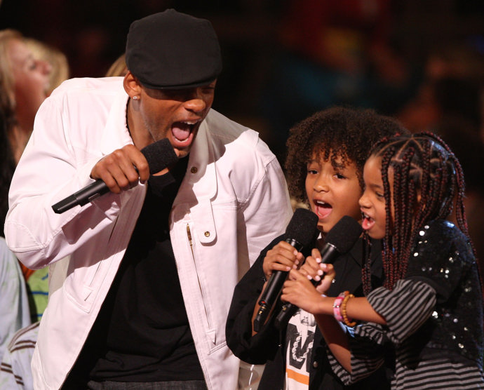 Will Smith na koncertě se svými dětmi Willow a Jadenem v roce 2008.
