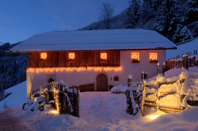 Necelé dvě hodiny jízdy od Innsbrucku leží v Jižním Tyrolsku kouzelné údolí Val Pusteria, které zatím úspěšně uniká zájmu turistů mířících do vyhlášených lyžařských resortů jinde v Dolomitech. Giorgia a Stefano tu v jednom z příkrých svahů objevili horskou chatu, kterou obklopují husté lesy, a je tak zcela ukrytá před jakýmkoli shonem.
Necelé dvě hodiny jízdy od Innsbrucku leží v Jižním Tyrolsku kouzelné údolí Val Pusteria, které zatím úspěšně uniká zájmu turistů mířících do vyhlášených lyžařských resortů jinde v Dolomitech. Giorgia a Stefano tu v jednom z příkrých svahů objevili horskou chatu, kterou obklopují husté lesy, a je tak zcela ukrytá před jakýmkoli shonem.