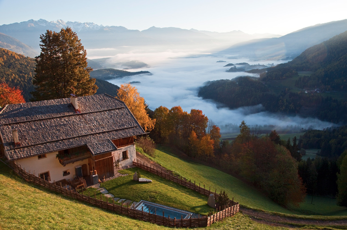 Necelé dvě hodiny jízdy od Innsbrucku leží v Jižním Tyrolsku kouzelné údolí Val Pusteria, které zatím úspěšně uniká zájmu turistů mířících do vyhlášených lyžařských resortů jinde v Dolomitech. Giorgia a Stefano tu v jednom z příkrých svahů objevili horskou chatu, kterou obklopují husté lesy, a je tak zcela ukrytá před jakýmkoli shonem.
Necelé dvě hodiny jízdy od Innsbrucku leží v Jižním Tyrolsku kouzelné údolí Val Pusteria, které zatím úspěšně uniká zájmu turistů mířících do vyhlášených lyžařských resortů jinde v Dolomitech. Giorgia a Stefano tu v jednom z příkrých svahů objevili horskou chatu, kterou obklopují husté lesy, a je tak zcela ukrytá před jakýmkoli shonem.