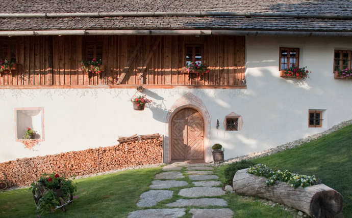 Necelé dvě hodiny jízdy od Innsbrucku leží v Jižním Tyrolsku kouzelné údolí Val Pusteria, které zatím úspěšně uniká zájmu turistů mířících do vyhlášených lyžařských resortů jinde v Dolomitech. Giorgia a Stefano tu v jednom z příkrých svahů objevili horskou chatu, kterou obklopují husté lesy, a je tak zcela ukrytá před jakýmkoli shonem.
Necelé dvě hodiny jízdy od Innsbrucku leží v Jižním Tyrolsku kouzelné údolí Val Pusteria, které zatím úspěšně uniká zájmu turistů mířících do vyhlášených lyžařských resortů jinde v Dolomitech. Giorgia a Stefano tu v jednom z příkrých svahů objevili horskou chatu, kterou obklopují husté lesy, a je tak zcela ukrytá před jakýmkoli shonem.