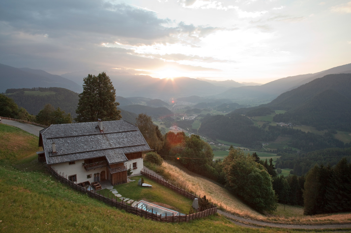 Necelé dvě hodiny jízdy od Innsbrucku leží v Jižním Tyrolsku kouzelné údolí Val Pusteria, které zatím úspěšně uniká zájmu turistů mířících do vyhlášených lyžařských resortů jinde v Dolomitech. Giorgia a Stefano tu v jednom z příkrých svahů objevili horskou chatu, kterou obklopují husté lesy, a je tak zcela ukrytá před jakýmkoli shonem.
Necelé dvě hodiny jízdy od Innsbrucku leží v Jižním Tyrolsku kouzelné údolí Val Pusteria, které zatím úspěšně uniká zájmu turistů mířících do vyhlášených lyžařských resortů jinde v Dolomitech. Giorgia a Stefano tu v jednom z příkrých svahů objevili horskou chatu, kterou obklopují husté lesy, a je tak zcela ukrytá před jakýmkoli shonem.