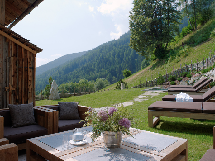 Necelé dvě hodiny jízdy od Innsbrucku leží v Jižním Tyrolsku kouzelné údolí Val Pusteria, které zatím úspěšně uniká zájmu turistů mířících do vyhlášených lyžařských resortů jinde v Dolomitech. Giorgia a Stefano tu v jednom z příkrých svahů objevili horskou chatu, kterou obklopují husté lesy, a je tak zcela ukrytá před jakýmkoli shonem.
Necelé dvě hodiny jízdy od Innsbrucku leží v Jižním Tyrolsku kouzelné údolí Val Pusteria, které zatím úspěšně uniká zájmu turistů mířících do vyhlášených lyžařských resortů jinde v Dolomitech. Giorgia a Stefano tu v jednom z příkrých svahů objevili horskou chatu, kterou obklopují husté lesy, a je tak zcela ukrytá před jakýmkoli shonem.