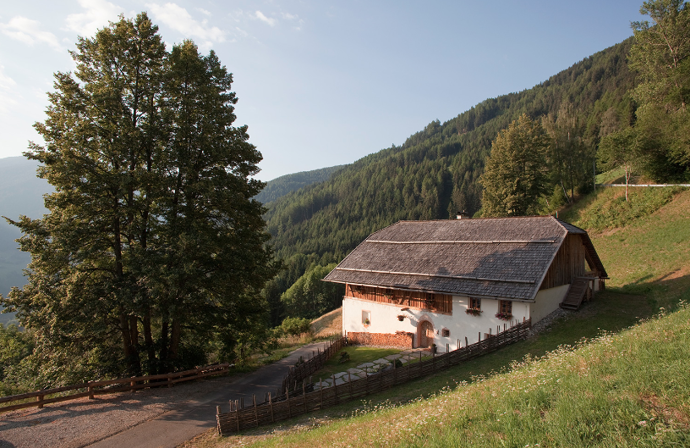 Necelé dvě hodiny jízdy od Innsbrucku leží v Jižním Tyrolsku kouzelné údolí Val Pusteria, které zatím úspěšně uniká zájmu turistů mířících do vyhlášených lyžařských resortů jinde v Dolomitech. Giorgia a Stefano tu v jednom z příkrých svahů objevili horskou chatu, kterou obklopují husté lesy, a je tak zcela ukrytá před jakýmkoli shonem.
Necelé dvě hodiny jízdy od Innsbrucku leží v Jižním Tyrolsku kouzelné údolí Val Pusteria, které zatím úspěšně uniká zájmu turistů mířících do vyhlášených lyžařských resortů jinde v Dolomitech. Giorgia a Stefano tu v jednom z příkrých svahů objevili horskou chatu, kterou obklopují husté lesy, a je tak zcela ukrytá před jakýmkoli shonem.