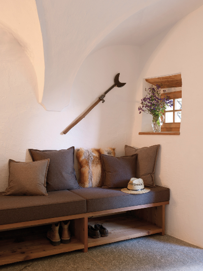 Necelé dvě hodiny jízdy od Innsbrucku leží v Jižním Tyrolsku kouzelné údolí Val Pusteria, které zatím úspěšně uniká zájmu turistů mířících do vyhlášených lyžařských resortů jinde v Dolomitech. Giorgia a Stefano tu v jednom z příkrých svahů objevili horskou chatu, kterou obklopují husté lesy, a je tak zcela ukrytá před jakýmkoli shonem.
Necelé dvě hodiny jízdy od Innsbrucku leží v Jižním Tyrolsku kouzelné údolí Val Pusteria, které zatím úspěšně uniká zájmu turistů mířících do vyhlášených lyžařských resortů jinde v Dolomitech. Giorgia a Stefano tu v jednom z příkrých svahů objevili horskou chatu, kterou obklopují husté lesy, a je tak zcela ukrytá před jakýmkoli shonem.