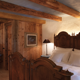 Necelé dvě hodiny jízdy od Innsbrucku leží v Jižním Tyrolsku kouzelné údolí Val Pusteria, které zatím úspěšně uniká zájmu turistů mířících do vyhlášených lyžařských resortů jinde v Dolomitech. Giorgia a Stefano tu v jednom z příkrých svahů objevili horskou chatu, kterou obklopují husté lesy, a je tak zcela ukrytá před jakýmkoli shonem.
Necelé dvě hodiny jízdy od Innsbrucku leží v Jižním Tyrolsku kouzelné údolí Val Pusteria, které zatím úspěšně uniká zájmu turistů mířících do vyhlášených lyžařských resortů jinde v Dolomitech. Giorgia a Stefano tu v jednom z příkrých svahů objevili horskou chatu, kterou obklopují husté lesy, a je tak zcela ukrytá před jakýmkoli shonem.