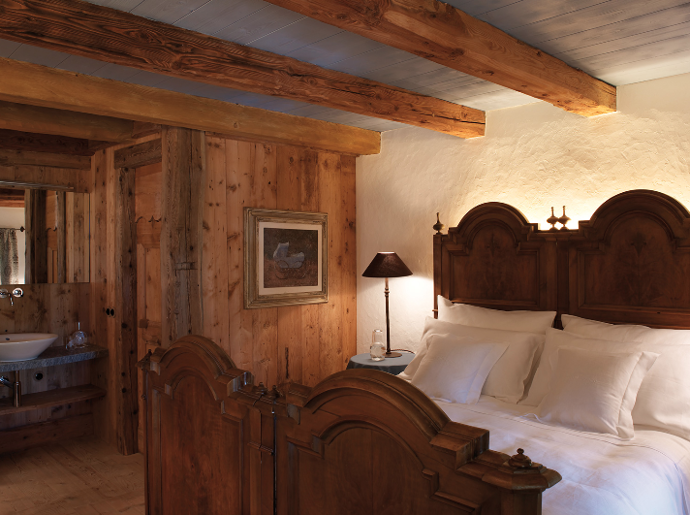 Necelé dvě hodiny jízdy od Innsbrucku leží v Jižním Tyrolsku kouzelné údolí Val Pusteria, které zatím úspěšně uniká zájmu turistů mířících do vyhlášených lyžařských resortů jinde v Dolomitech. Giorgia a Stefano tu v jednom z příkrých svahů objevili horskou chatu, kterou obklopují husté lesy, a je tak zcela ukrytá před jakýmkoli shonem.
Necelé dvě hodiny jízdy od Innsbrucku leží v Jižním Tyrolsku kouzelné údolí Val Pusteria, které zatím úspěšně uniká zájmu turistů mířících do vyhlášených lyžařských resortů jinde v Dolomitech. Giorgia a Stefano tu v jednom z příkrých svahů objevili horskou chatu, kterou obklopují husté lesy, a je tak zcela ukrytá před jakýmkoli shonem.