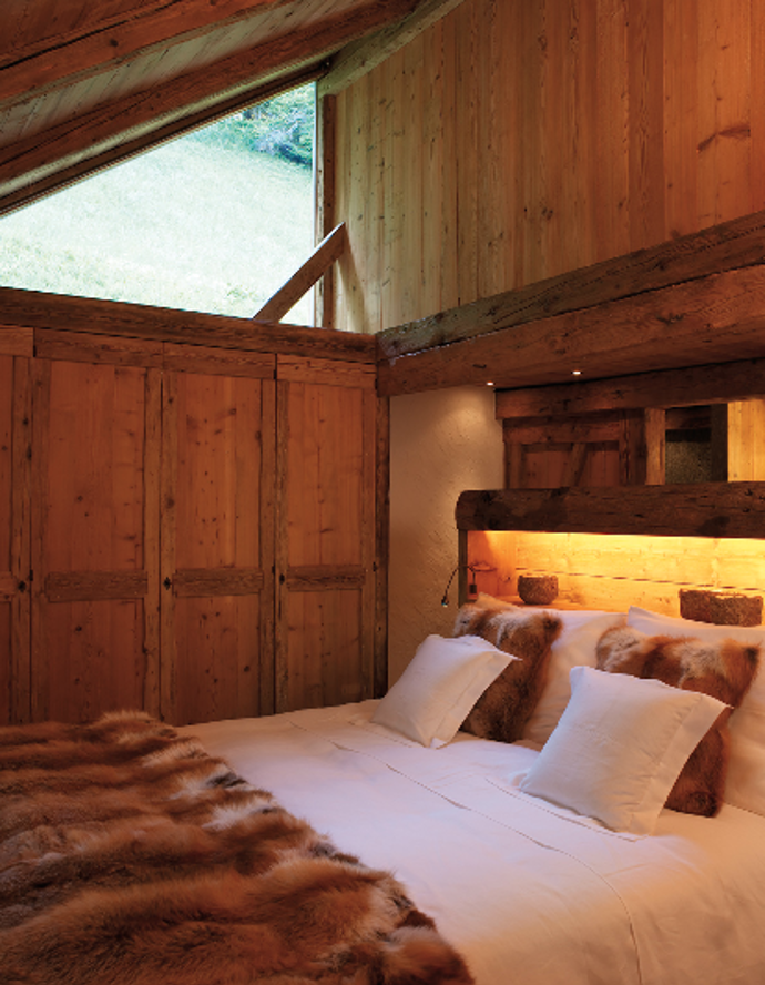 Necelé dvě hodiny jízdy od Innsbrucku leží v Jižním Tyrolsku kouzelné údolí Val Pusteria, které zatím úspěšně uniká zájmu turistů mířících do vyhlášených lyžařských resortů jinde v Dolomitech. Giorgia a Stefano tu v jednom z příkrých svahů objevili horskou chatu, kterou obklopují husté lesy, a je tak zcela ukrytá před jakýmkoli shonem.
Necelé dvě hodiny jízdy od Innsbrucku leží v Jižním Tyrolsku kouzelné údolí Val Pusteria, které zatím úspěšně uniká zájmu turistů mířících do vyhlášených lyžařských resortů jinde v Dolomitech. Giorgia a Stefano tu v jednom z příkrých svahů objevili horskou chatu, kterou obklopují husté lesy, a je tak zcela ukrytá před jakýmkoli shonem.