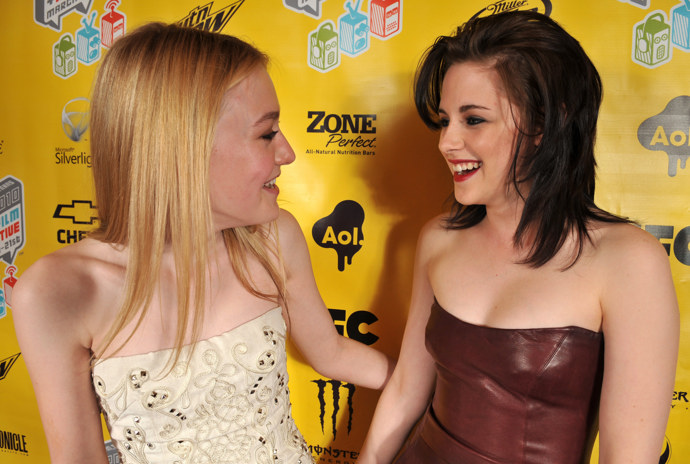 Dakota Fanning a Kristen Stewart
Tyto dvě celebrity jsou kamarádkami již léta. Vedle sebe hrály například v Twilight sáze, filmu Cutlass či The Runaways. V roce 2016 Dakota přiletěla, aby Kristen udělila cenu ELLE‘s Women in Hollywood a při té příležitosti řekla, že tu Kristen pro ni vždy byla v každé situaci.
Dakota Fanning a Kristen Stewart
Tyto dvě celebrity jsou kamarádkami již léta. Vedle sebe hrály například v Twilight sáze, filmu Cutlass či The Runaways. V roce 2016 Dakota přiletěla, aby Kristen udělila cenu ELLE‘s Women in Hollywood a při té příležitosti řekla, že tu Kristen pro ni vždy byla v každé situaci.