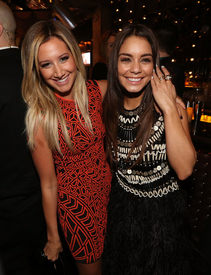 Ashley Tisdale a Vanessa Hudgens
Od té doby, co v roce 2006 působily jako nepřítelkyně v Muzikálu ze střední, jsou ve skutečném životě velmi dobrými kamarádkami.
Ashley Tisdale a Vanessa Hudgens
Od té doby, co v roce 2006 působily jako nepřítelkyně v Muzikálu ze střední, jsou ve skutečném životě velmi dobrými kamarádkami.