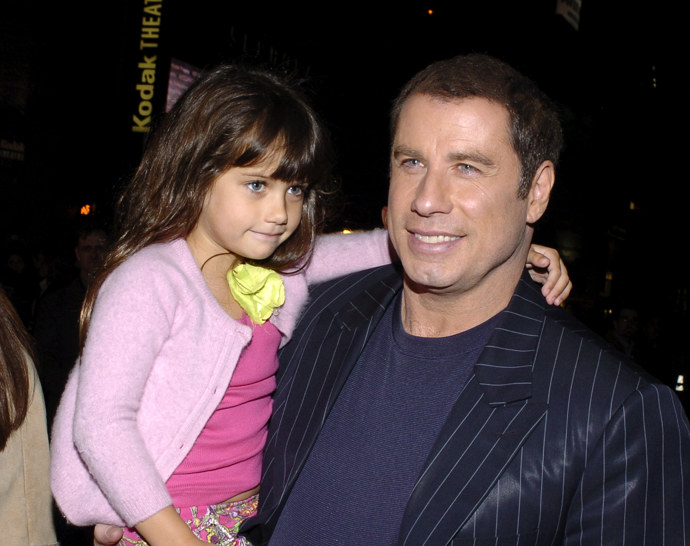 John Travolta s dcerou Ellou Bleu na premiéře filmu Buď v klidu v roce 2005.

