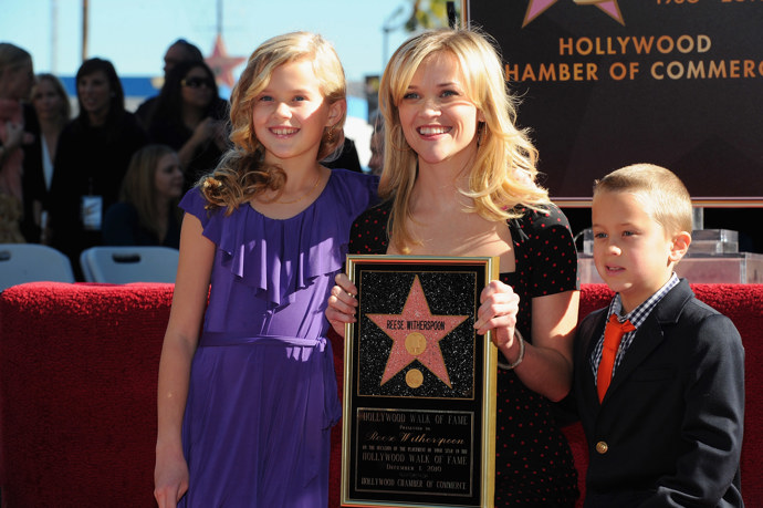 Reese Whiterspoon se svými dětmi se svými dětmi Avou a Deaconem při zisku hollywoodské hvězdy v roce 2010.
