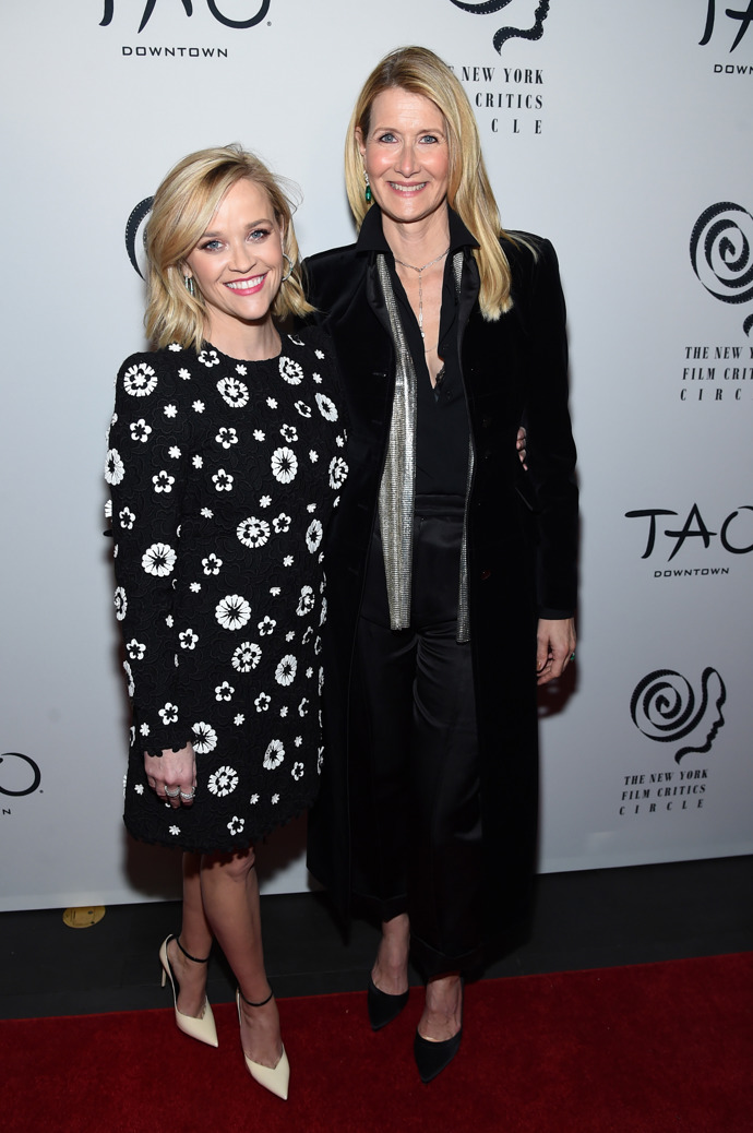 Reese Witherspoon a Laura Dern
Herečky se staly blízkými poté, co spolu hrály v roce 2014 ve filmu Divočina a společně absolvovaly tiskové turné. Od té doby spolu účinkovaly v Sedmilhářkách, mimo to spolu často chodí na pěší túry.
Reese Witherspoon a Laura Dern
Herečky se staly blízkými poté, co spolu hrály v roce 2014 ve filmu Divočina a společně absolvovaly tiskové turné. Od té doby spolu účinkovaly v Sedmilhářkách, mimo to spolu často chodí na pěší túry.