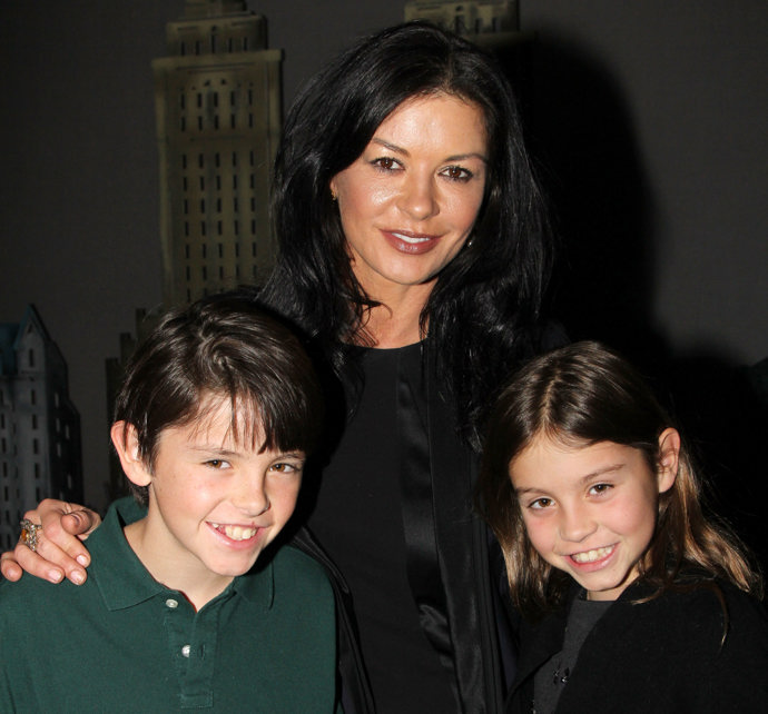 Catherine Zeta Jones v roce 2013 se svými dětmi Dylanem a Carys na premiéře muzikálu Annie.
