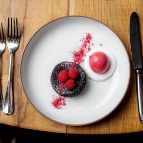 Valentýnské menu v Trezoru Marka Fichtnera

V úterý 14. února bude v pražské restauraci Červený Jelen dostupné exkluzivní Valentýnské menu připravené týmem profesionálů pod vedením šéfkuchaře Marka Fichtnera. Vybrané delikatesy z prvotřídních surovin, včetně těch s afrodiziakálními účinky, jako jsou mořské plody, chřest či šafrán, výběr ze dvou hlavních chodů a na závěr neodolatelný karamelový fondant. Věnujte své lásce k letošnímu Valentýnu intenzivní gurmánský zážitek a další vyznání budou zbytečná.
