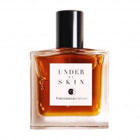 Under My Skin, Francesca Bianchi, Myskino (30 ml, 2750 Kč) 

Tajemná a svůdná, jemná a smyslná zároveň, Under my Skin je interpretací zvířecího tématu. Tato emocionální vůně zjemněná vzácným kosatcovým máslem je lidská a intimní, jako by vycházela z vaší vlastní kůže.
