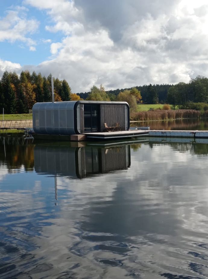 Lipno, kterému se říká české moře, bylo jednoznačnou volbou. Východ slunce a mlžný opar nad ranní vodní hladinou, stejně tak zapadající slunce s jedinečným výhledem je nezapomenutelným zážitkem.
Lipno, kterému se říká české moře, bylo jednoznačnou volbou. Východ slunce a mlžný opar nad ranní vodní hladinou, stejně tak zapadající slunce s jedinečným výhledem je nezapomenutelným zážitkem.