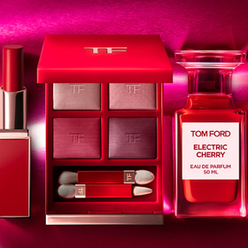 Kolekce Electric Cherry (paletka očních stínů a rtěnka je součástí limitované kolekce), Tom Ford, od 1850 Kč, Douglas
Kolekce Electric Cherry (paletka očních stínů a rtěnka je součástí limitované kolekce), Tom Ford, od 1850 Kč, Douglas