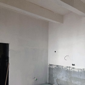 Jaroslav studoval design, ale když se mu podařilo získat nájem v super bytě, raději přivolal na pomoc dřívější spolužačku, designérku Andreu Kroupovou. „Já se oboru něvenuji a vím, že udělat tu nejlepší možnou kuchyň hned za vchodovými dveřmi dokáže jen ona,“ říká Jaroslav.
