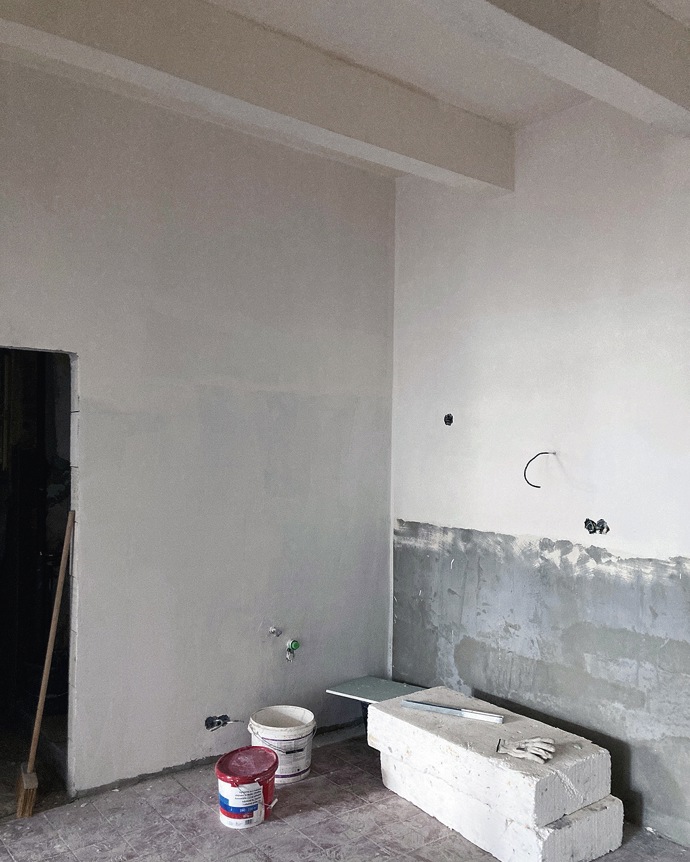 Jaroslav studoval design, ale když se mu podařilo získat nájem v super bytě, raději přivolal na pomoc dřívější spolužačku, designérku Andreu Kroupovou. „Já se oboru něvenuji a vím, že udělat tu nejlepší možnou kuchyň hned za vchodovými dveřmi dokáže jen ona,“ říká Jaroslav.
