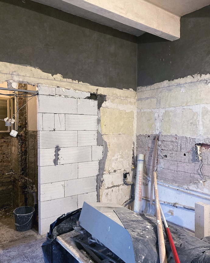 Jaroslav studoval design, ale když se mu podařilo získat nájem v super bytě, raději přivolal na pomoc dřívější spolužačku, designérku Andreu Kroupovou. „Já se oboru něvenuji a vím, že udělat tu nejlepší možnou kuchyň hned za vchodovými dveřmi dokáže jen ona,“ říká Jaroslav.
