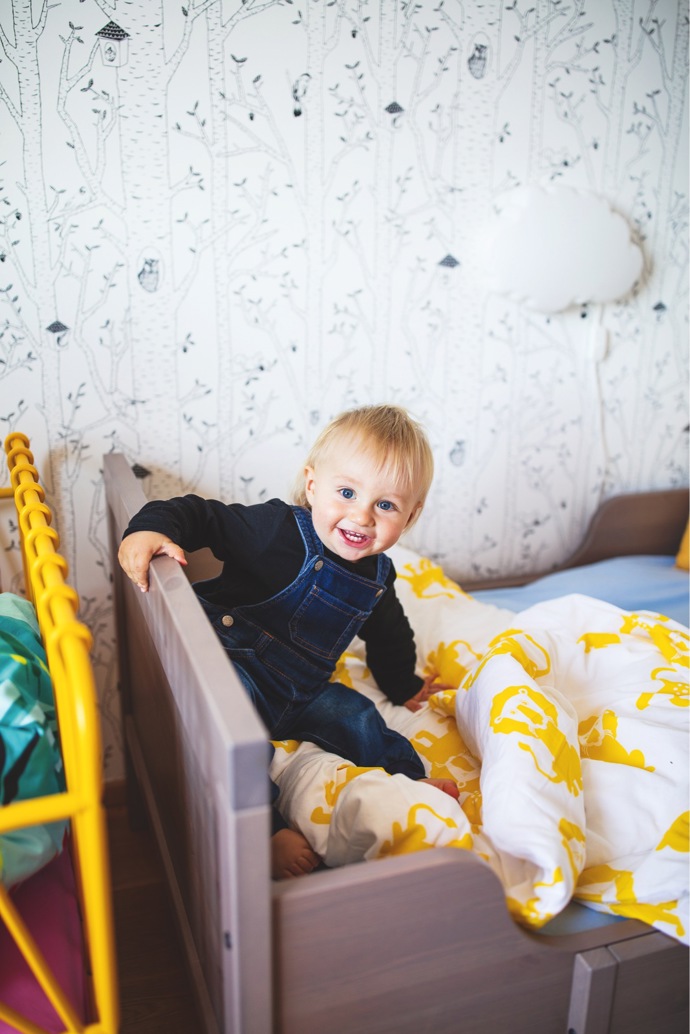 Ještě před pár měsíci tu byla ložnice rodičů a maličký Filip se čtyřletou Elou měli zázemí ve vedlejší místnosti. Ve spolupráci s designérkou se bytová konstelace prohodila a z původního vybavení ložnice zbyly jen zatemňovací závěsy. Jejich výrazná barva inspirovala k ladění celého pokoje.
