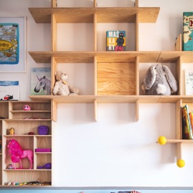 Ještě před pár měsíci tu byla ložnice rodičů a maličký Filip se čtyřletou Elou měli zázemí ve vedlejší místnosti. Ve spolupráci s designérkou se bytová konstelace prohodila a z původního vybavení ložnice zbyly jen zatemňovací závěsy. Jejich výrazná barva inspirovala k ladění celého pokoje.
