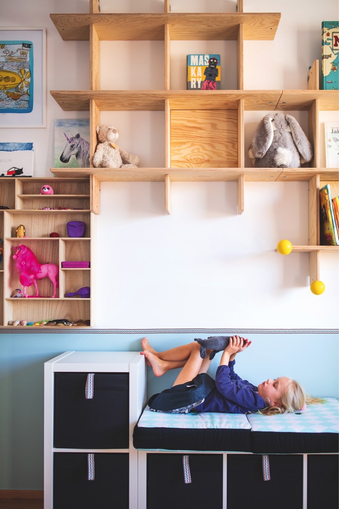Ještě před pár měsíci tu byla ložnice rodičů a maličký Filip se čtyřletou Elou měli zázemí ve vedlejší místnosti. Ve spolupráci s designérkou se bytová konstelace prohodila a z původního vybavení ložnice zbyly jen zatemňovací závěsy. Jejich výrazná barva inspirovala k ladění celého pokoje.
