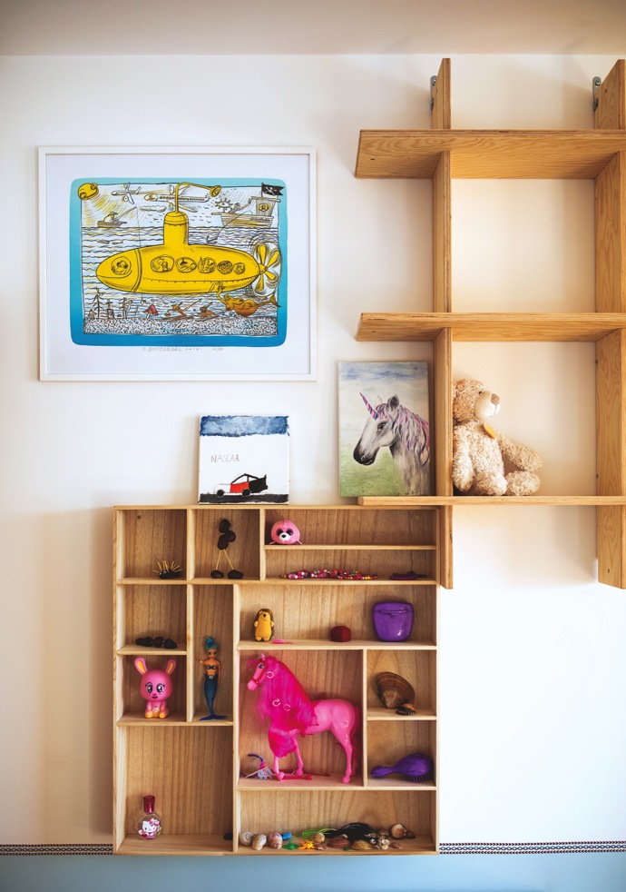 Ještě před pár měsíci tu byla ložnice rodičů a maličký Filip se čtyřletou Elou měli zázemí ve vedlejší místnosti. Ve spolupráci s designérkou se bytová konstelace prohodila a z původního vybavení ložnice zbyly jen zatemňovací závěsy. Jejich výrazná barva inspirovala k ladění celého pokoje.
