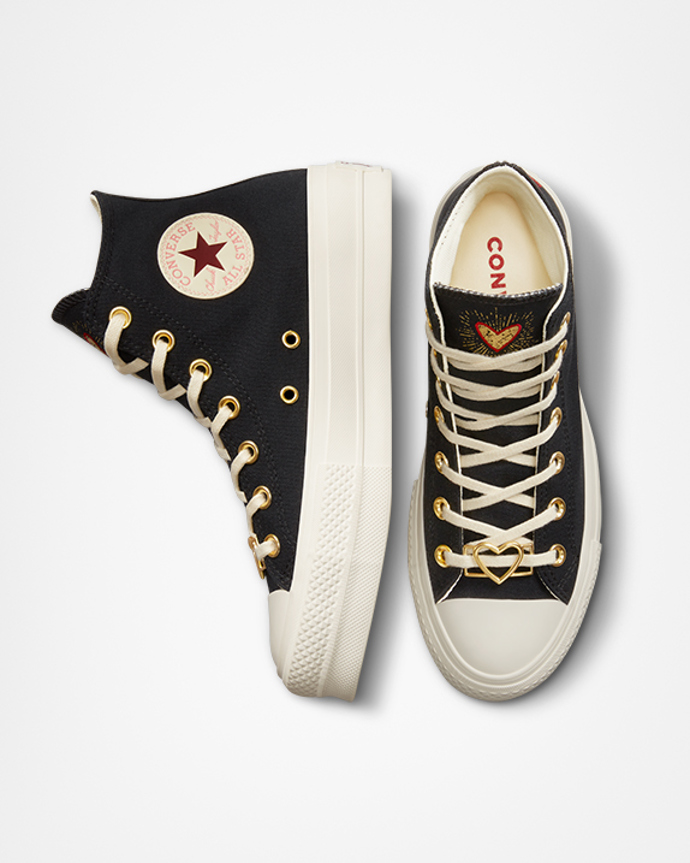 Valentýnská kolekce Converse All Heart se nese v duchu nesmrtelného symbolu srdce a zlatých detailů.
Valentýnská kolekce Converse All Heart se nese v duchu nesmrtelného symbolu srdce a zlatých detailů.