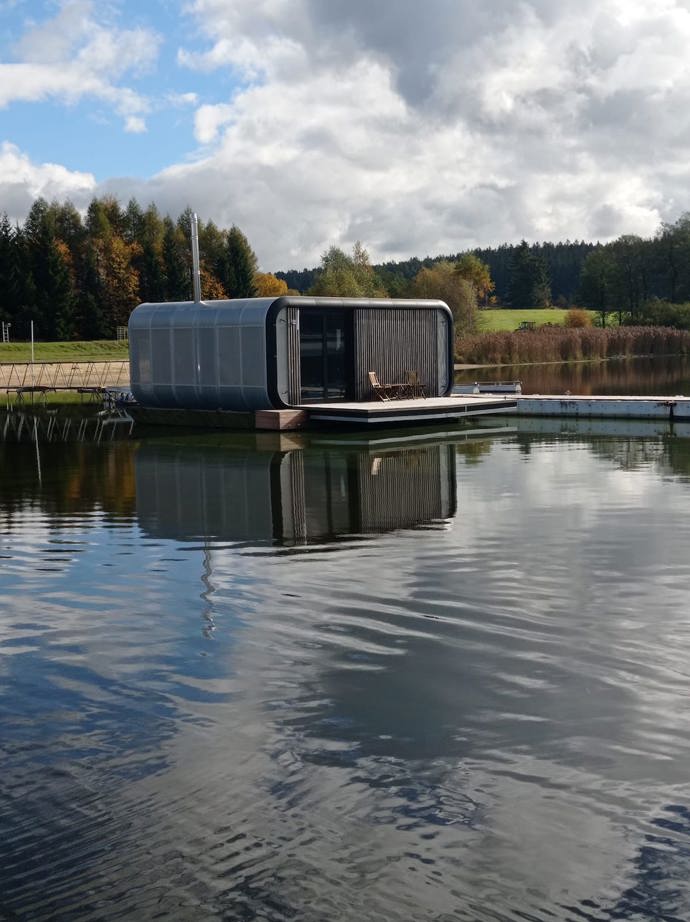 Lipno, kterému se říká české moře, bylo jednoznačnou volbou. Východ slunce a mlžný opar nad ranní vodní hladinou, stejně tak zapadající slunce s jedinečným výhledem je nezapomenutelným zážitkem.
Lipno, kterému se říká české moře, bylo jednoznačnou volbou. Východ slunce a mlžný opar nad ranní vodní hladinou, stejně tak zapadající slunce s jedinečným výhledem je nezapomenutelným zážitkem.