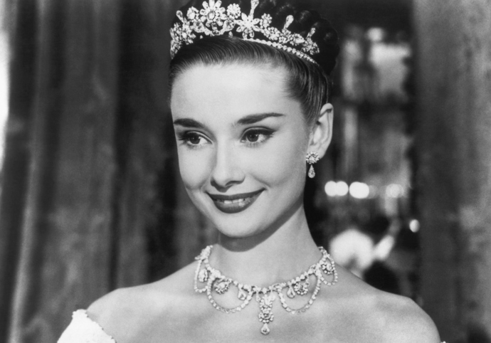 Audrey Hepburn v 60. letech se svým hustým rovným obočím.
