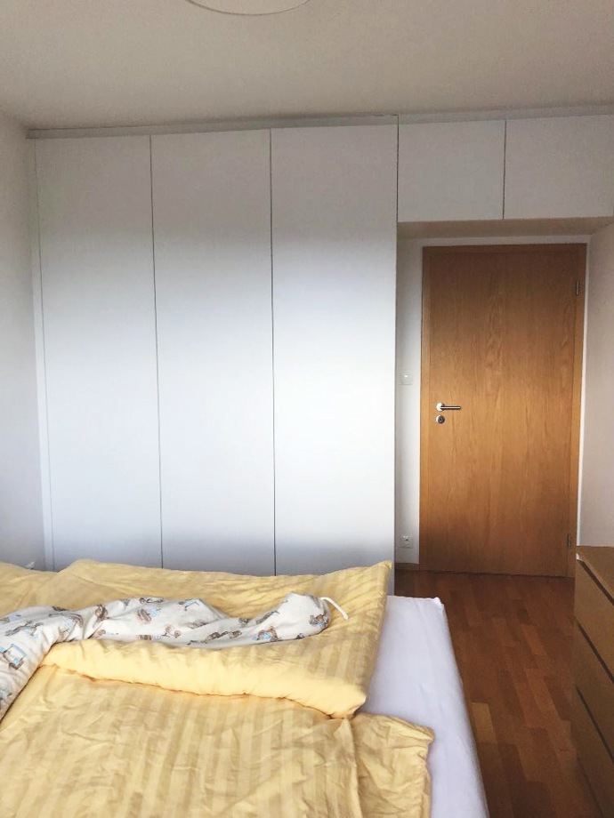 Ještě před pár měsíci tu byla ložnice rodičů a maličký Filip se čtyřletou Elou měli zázemí ve vedlejší místnosti. Ve spolupráci s designérkou se bytová konstelace prohodila a z původního vybavení ložnice zbyly jen zatemňovací závěsy. Jejich výrazná barva inspirovala k ladění celého pokoje.
